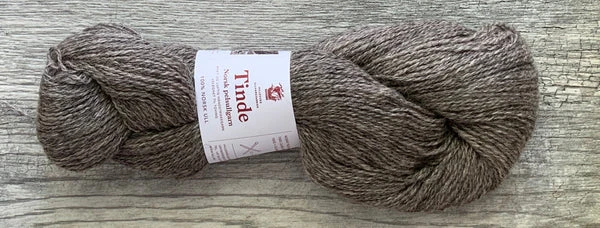 Hillesvåg Tinde - Farm to Cable Yarns