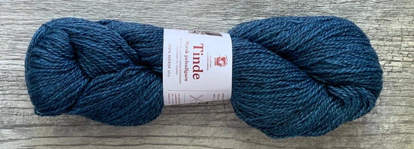 Hillesvåg Tinde - Farm to Cable Yarns