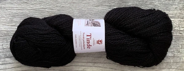 Hillesvåg Tinde - Farm to Cable Yarns